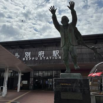 A statue of Aburaya Kumahachi (father of Beppu tourism) in front of Beppu Station.